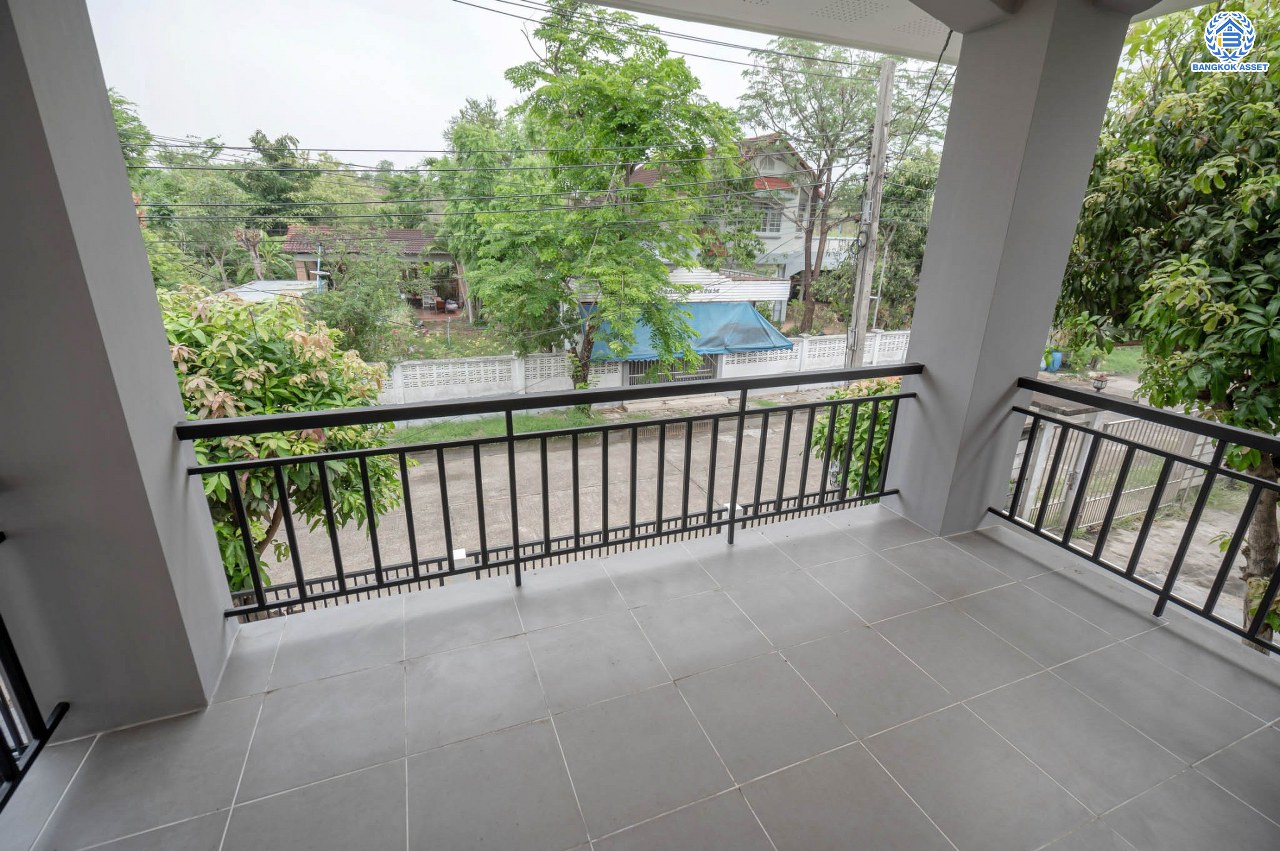 บ้านมือสองตกแต่งใหม่ โครงการ กฤษดานคร18 พุทธมณฑลสาย3 เนื้อที่ 80 ตร.ว. บนพื้นที่ใช้สอยมากถึง 272.57 ตร.ม. อีกระดับของฟังก์ชัน 4 ห้องนอน 3 ห้องน้ำ จอดรถได้ 2 คัน บรรยากาศสุด Private บนทำเลศักยภาพเชื่อมต่อหลายเส้นทาง ใกล้เซ็นทรัลปิ่นเกล้า ม.มหิดล และทางด่วน "ศรีรัช"